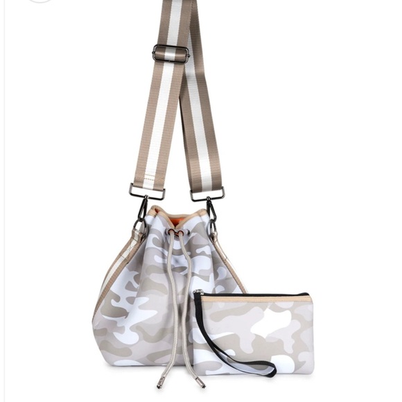 HAUTE SHORE Handbags - Haute Shore Zoe Sahara Camo Neoprene Bucket Bag Tan Cream With Wristlet